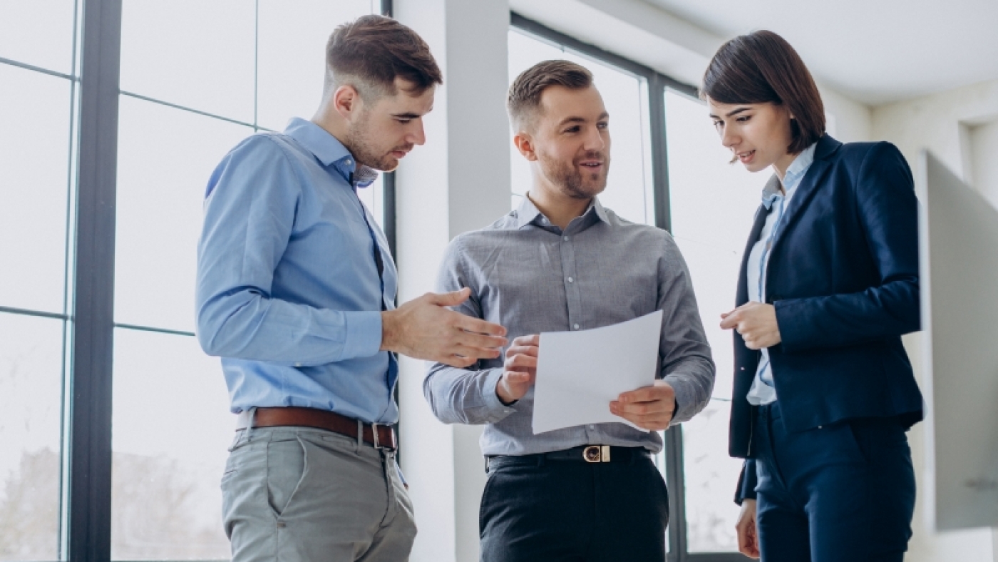 grupo-de-empresarios-trabalhando-no-escritorio